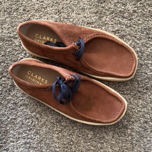 Clarks Men's Tan Wallabee Cup Brown with Navy Laces